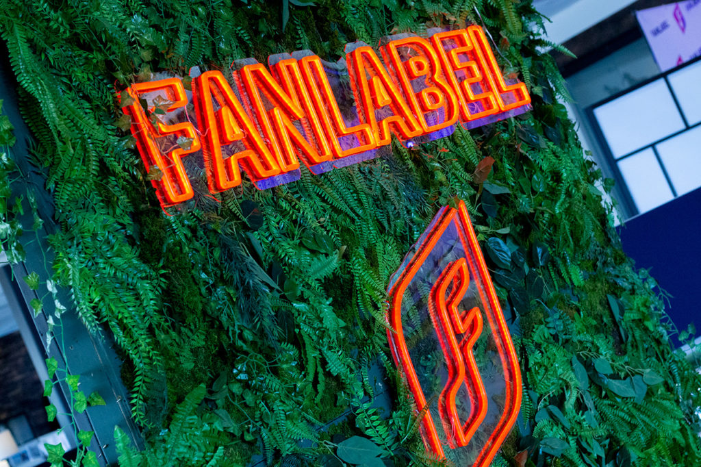 fan label sign
